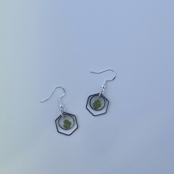 Small handmade resin flower earrings - Picture 1 of 1